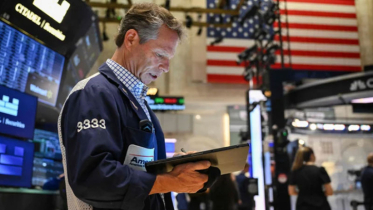US stocks end higher as traders shake off trade tensions
