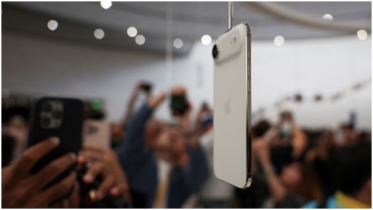 Apple holds down new iPhone prices amid threats of Trump tariffs