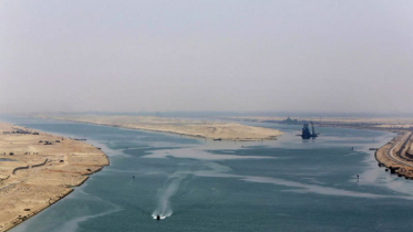 Oil tanker breaks down in Suez canal, tugboats deployed to tow it