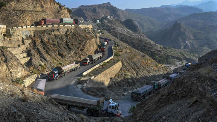 Afghan border trade resumes after Pakistan suspends new visa rule