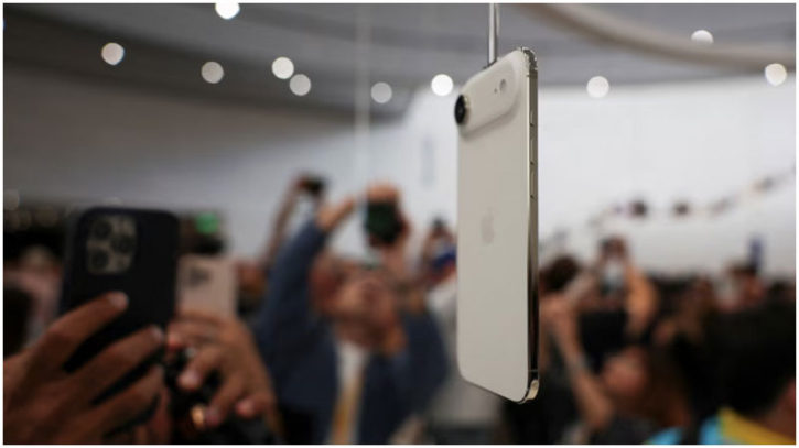 Apple holds down new iPhone prices amid threats of Trump tariffs Apple holds down new iPhone prices amid threats of Trump tariffs