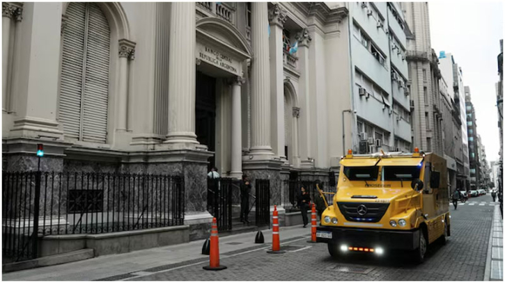 Argentina secures $20bn currency swap deal with US Argentina secures $20bn currency swap deal with US