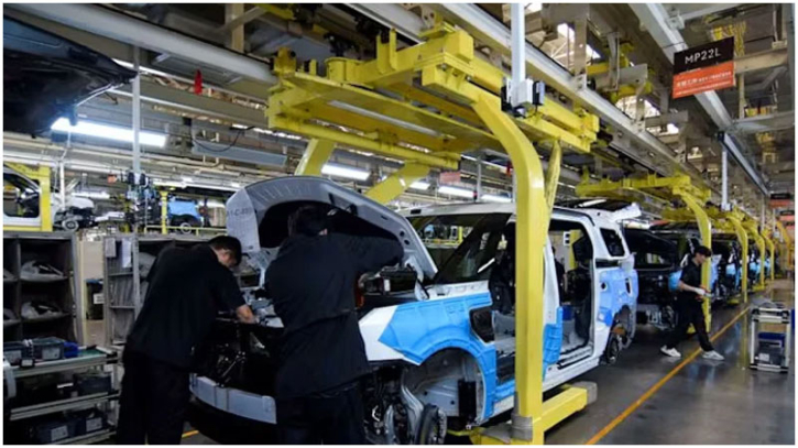 China's manufacturing sector continues to contract despite slight improvement