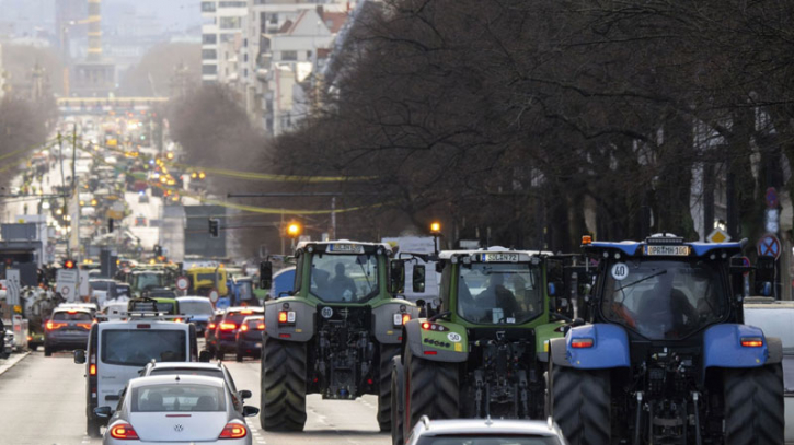 Columns of tractors block Berlin at peak in farmers' protests Columns of tractors block Berlin at peak in farmers' protests