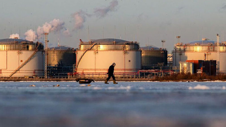 Moscow struggles to collect oil payments