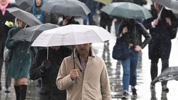 UK slips into recession after people cut spending UK slips into recession after people cut spending