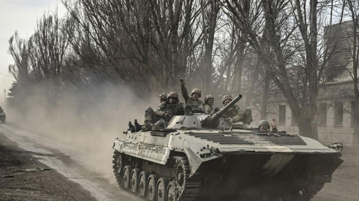 Ukraine gets new heavy tanks, Moscow doubles down on nuke plans
